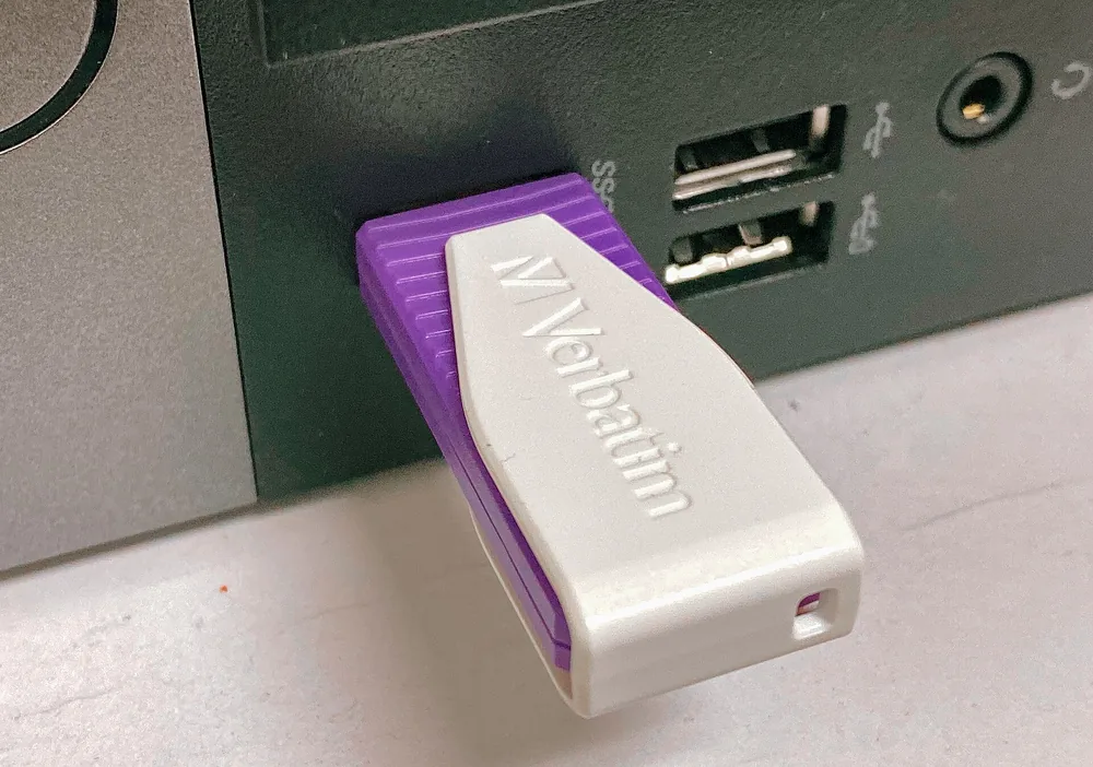 USB флешка, подключённая к компьютеру